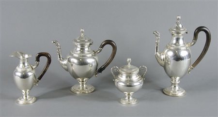 Servizio da thè in argento con becchi lavorati a sbalzo, con manici in legno....