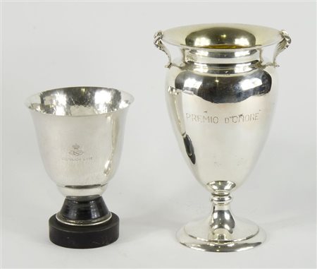 Lotto di 2 coppe in argento. H. max cm. 20, gr. tot 600.