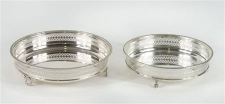 Lotto di 2 centrotavola rotondi in argento con bordo rialzato e traforato....