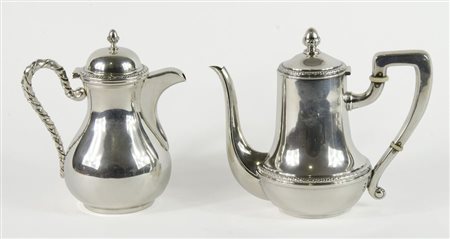 Lotto di 2 caffettiere in argento. H. max cm. 19. Gr. tot 690.