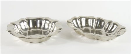 Lotto di 2 ciotole in argento lavorate a coste. Gr. tot 440.