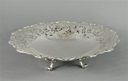 Grande centrotavola in argento finemente traforato e decorato a tralci d'uva....