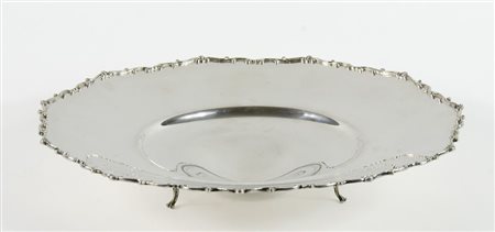 Centrotavola rotondo in argento con bordo lavorato a sbalzo. Diam. cm. 33....