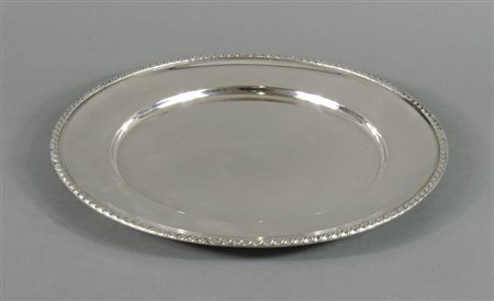 Risottiera ovale in argento. cm. 25x37. gr. 760.
