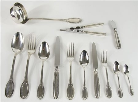 Servizio completo di posate in argento composto da 137 pezzi. Gr. 6050.