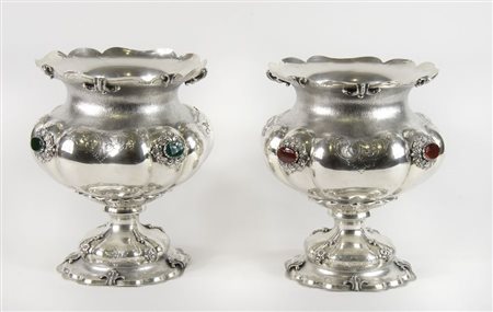 Coppia di vasi in argento lavorato a sbalzo e incisi con applicazioni di...