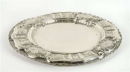 Vassoio rotondo in argento con bordo sbalzato e inciso. Diam. cm. 40. gr. 830.