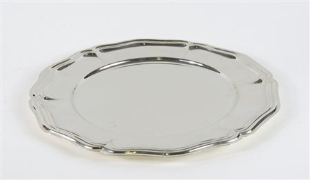 Vassoio rotondo in argento con bordo sagomati. Diam. cm. 37. gr. 850.