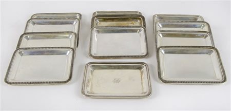 Lotto di 12 piatti rettangolari in argento. Gr. 1220.