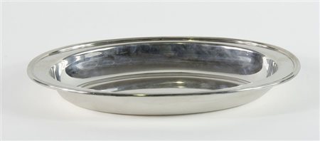 Grande piatto rotondo in argento con bordo lavorato. Punzone San Marco. Diam....