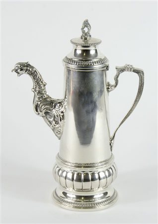 Versatoio in argeno con becco sbalzato e manico. H. cm. 28. gr. 610.