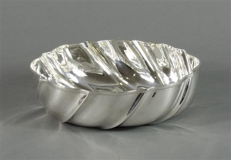 Ciotola ovale in argento a coste verticali. cm. 22x18. gr. 330.