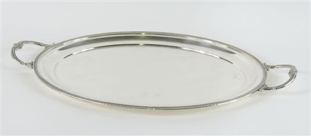 Vassoio ovale in argento con manici. cm. 32x51. Gr. 1140.