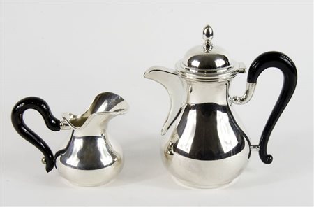 Caffettiera e lattiera in argento con manici in legno. Gr. tot 620.