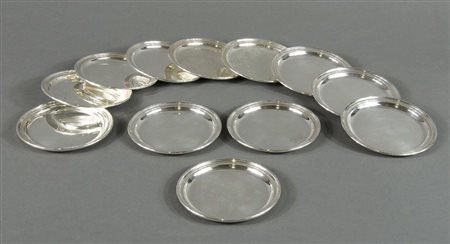 Lotto di 12 sottobicchieri in argento. Gr. 640.