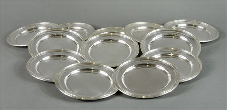 Lotto di 12 piattini in argento. Diam. cm. 15. gr. 1480.