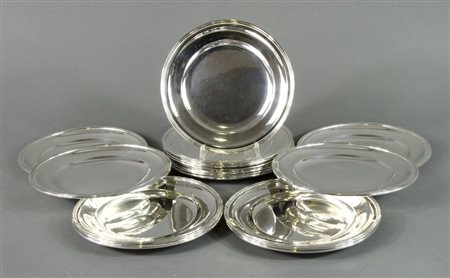 Lotto di 12 piatti in argento. Diam. cm. 20. gr. 3290.