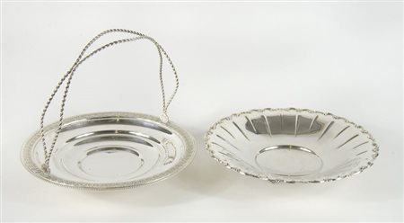 Lotto in argento composto da cestino con manico e centrotavola rotondo. Gr....