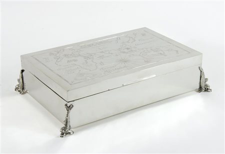 Grande scatola rettangolare in argento poggiante su piedi a forna di delfini,...