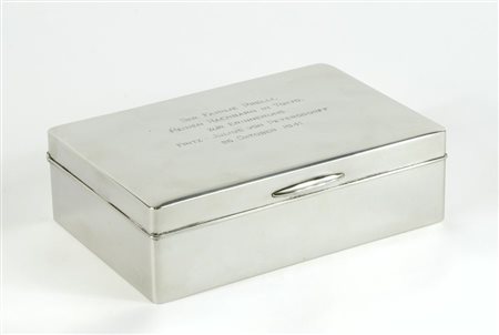 Scatola rettangolare in argento con iscrizione incisa sul coperchio, interno...