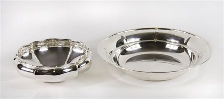 Lotto di 2 ciotole rotonde in argento. Diam. max cm. 27. gr. tot 540.