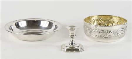 Lotto di 3 oggetti in argento composto da ciotole e candeliere. gr. tot 940.