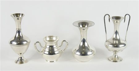 Lotto composto da 4 vasetti in argento. Gr. tot 570.