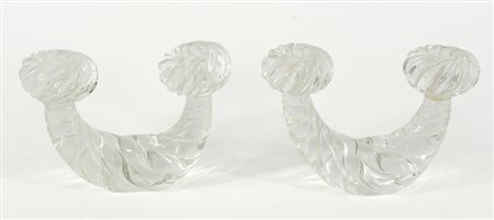 Paio di candelabri a 2 luci in vetro trasparente lavorato a onde. Lung. cm....