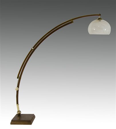 Lampada da terra in legno a forma di arco. Anni '70. H. cm. 185.