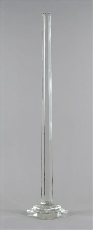 Grande obelisco in cristallo. H. cm. 80.
