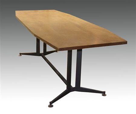 Grande tavolo da riunioni con piano sagomato in legno e piedistallo in ferro....