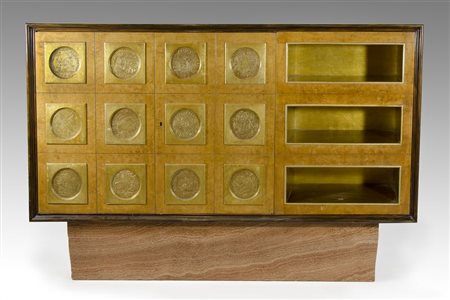 M. Claris: grande mobile bar in legno a 3 ante e 3 ripiani in legno dorato...