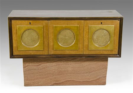 Marcello Claris: mobile/bar a 3 ante in legno decorato con medaglioni in...