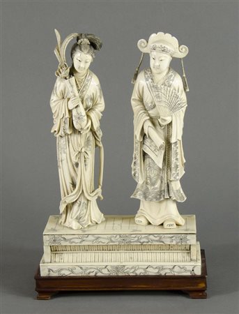 Gruppo in avorio finemente scolpito composto da 2 figure orientali su base....