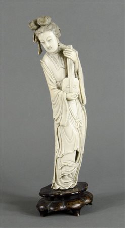 Statua in avorio scolpito raffigurante figura, base in legno. H. tot cm....
