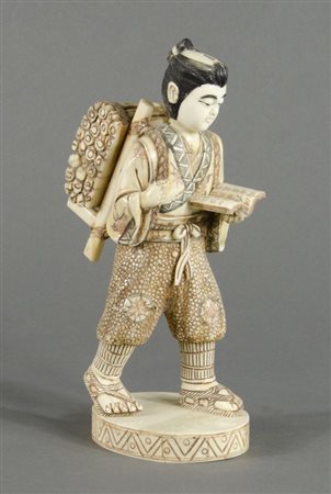 Scultura in avorio finemente inciso raffigurante personaggio orientale. H....