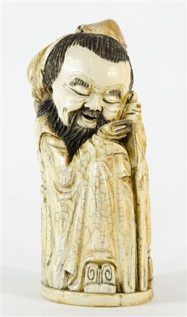 Grande scultura in avorio antico raffigurante santone orientale con libro. H....