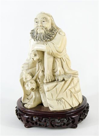 Scultura in avorio antico raffigurante pescatore orientale, base in legno. H....