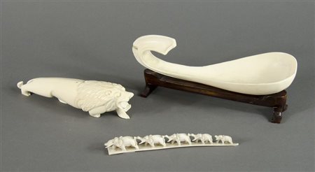 Lotto di 3 oggetti in avorio.