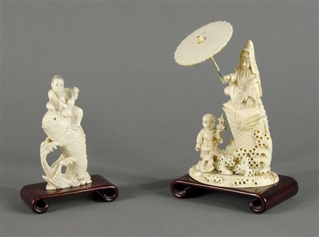 Lotto in avorio scolpito composto da 2 statuine orientali, su basi in legno....