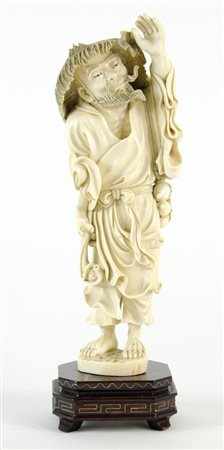 Scultura in avorio antico raffigurante figura orientale, base in legno. H....