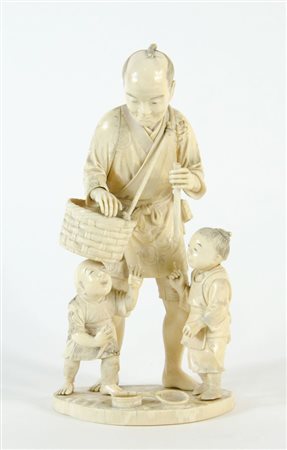 Scultura in avorio antico raffigurante figura orientale con bambini. H. cm. 23.