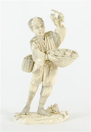 Scultura in avorio antico raffigurante fruttivendolo orientale. H. cm. 21.
