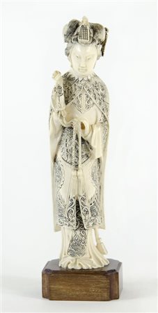 Scultura in avorio antico finemente inciso raffigurante gentildonna...