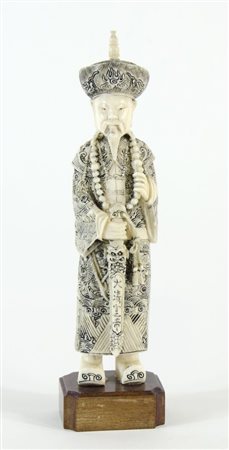 Scultura in avorio antico finemente inciso raffigurante gentiluomo orientale,...