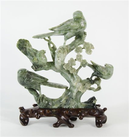 Scultura in giada scolpita raffigurante albero con uccelli, base in legno. H....