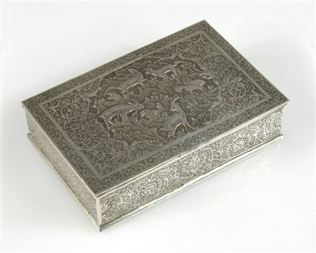Scatoletta rettangolare in argento finemente incisa con scena di caccia e...