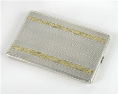 Portasigarette in argento finemente inciso a motivi floreali. cm. 8x11.