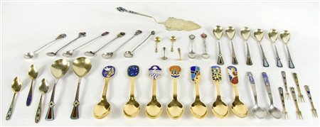 Lotto di vari cucchiaini in argento e argento dorato, alcuni decorati a...