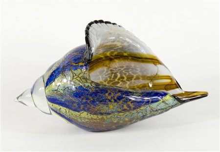 Grande conchiglia in vetro a più colori. Lung. cm. 38.